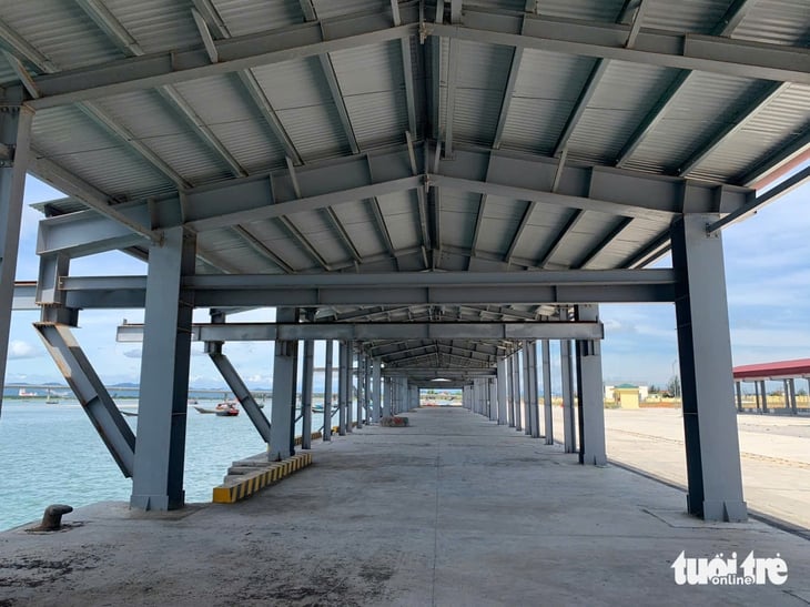 Luồng lạch bồi lấp, ngư dân gặp khó đưa tàu thuyền vào cảng cá mới xây dựng - Ảnh 4.