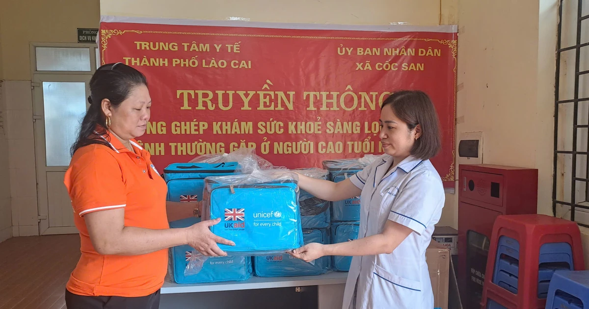 ឧបត្ថម្ភថង់ថ្នាំ និងឧបករណ៍វាស់សម្ពាធឈាមដល់បុគ្គលិកសុខាភិបាលភូមិ ឃុំ