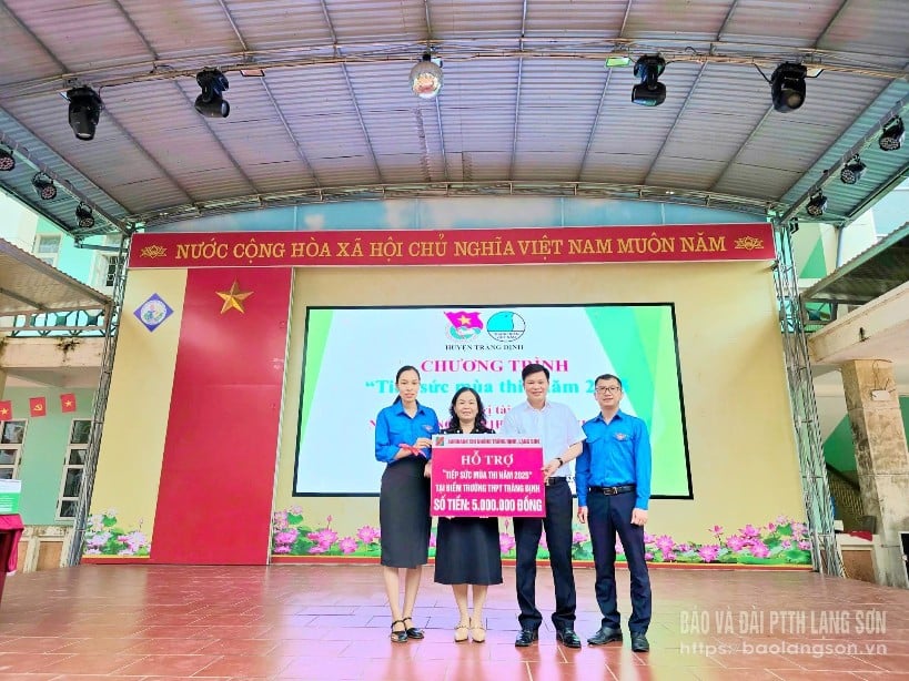 Đại diện Agribank chi nhánh huyện Tràng Định trao kinh phí hỗ trợ tiếp sức mùa thi tại điểm thi Trường THPT Tràng Định