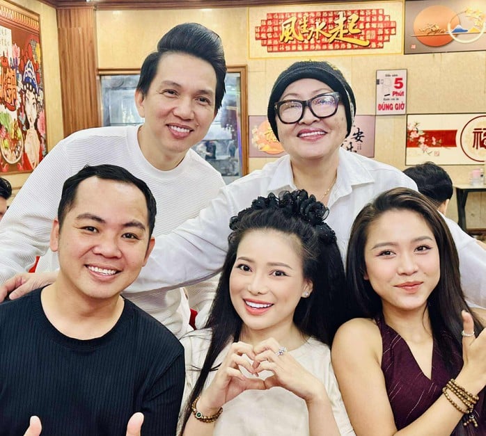 Quế Trân,  Tú Sương, Võ Minh Lâm và nhiều nghệ sĩ tề tựu mừng công "Câu thơ yên ngựa" - Ảnh 1.