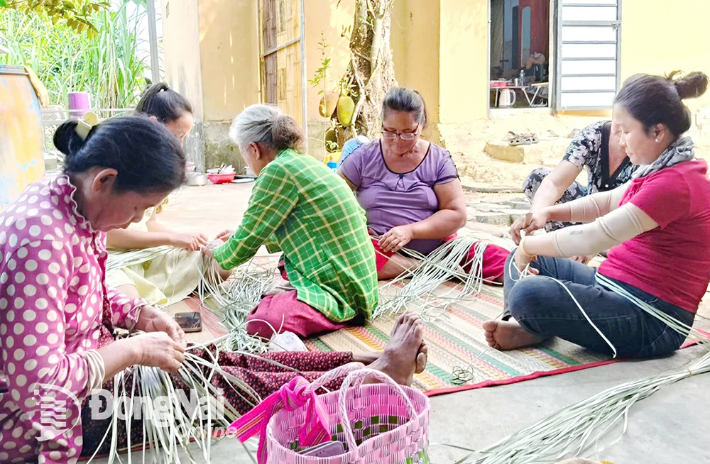 Basket weaving class at Ta Lai Community Tourism Village, Tan Phu District. Photo: N. Lien