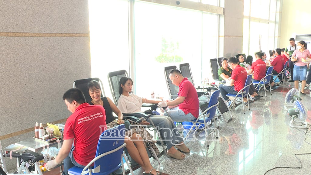 Muchos voluntarios participaron con entusiasmo en la donación de sangre en el programa Red Journey.