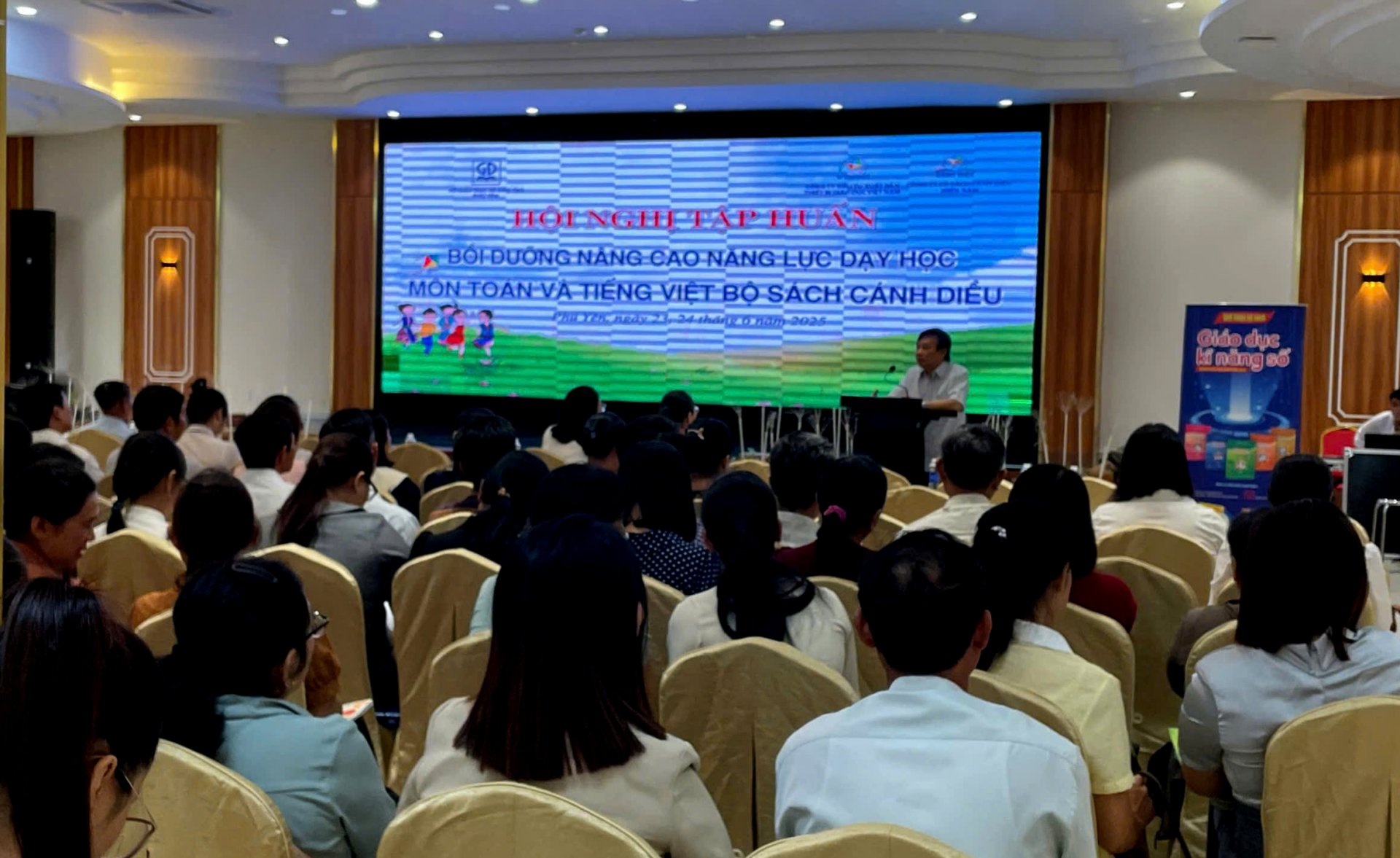 សាស្ត្រាចារ្យរង លោកបណ្ឌិត Do Tien Dat សមាជិកក្រុមប្រឹក្សាអភិវឌ្ឍន៍កម្មវិធីគណិតវិទ្យាអប់រំទូទៅឆ្នាំ 2018 និពន្ធនាយកនៃសៀវភៅសិក្សាគណិតវិទ្យា Canh Dieu ណែនាំខ្លឹមសារសៀវភៅដល់គ្រូបង្រៀន។ រូបថត៖ HIEU TRUNG