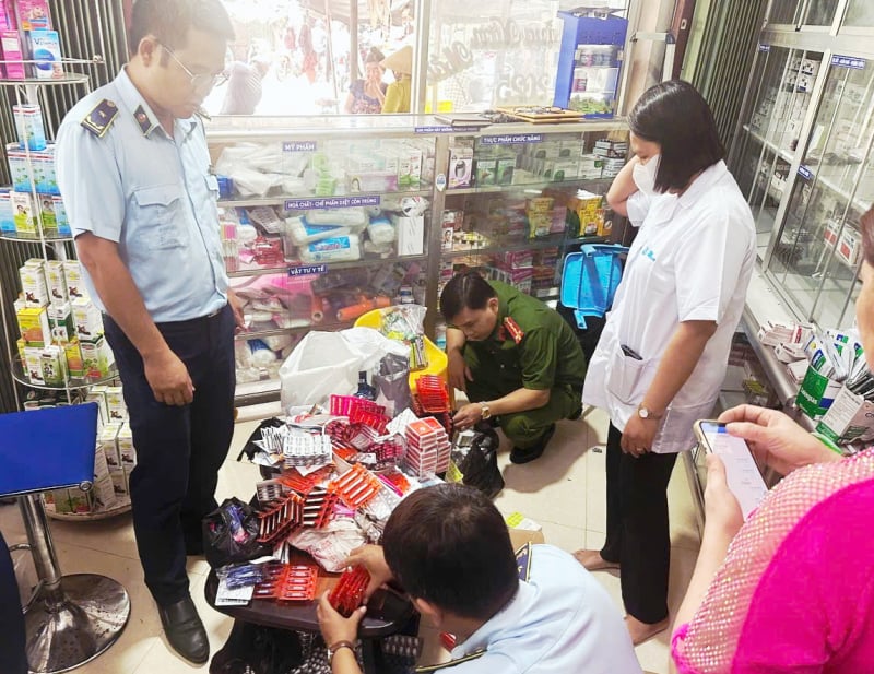 Phát hiện một cơ sở bán thuốc hết hạn sử dụng -0
