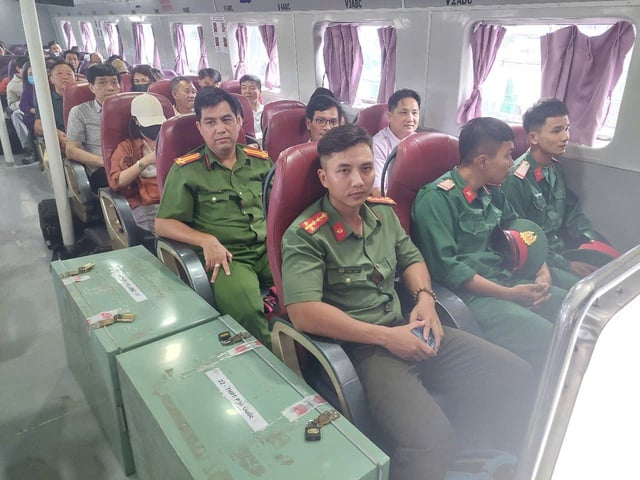 Thi tốt nghiệp THPT 2025: Vượt biển 120 km, đưa đề thi đến đảo Phú Quốc  - Ảnh 1.