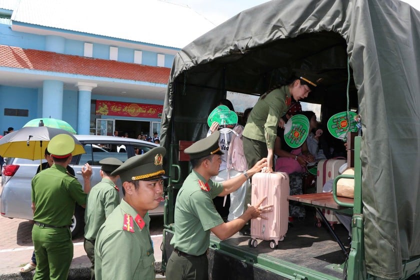 142 học sinh đến từ các xã đảo Hòn Tre, Lại Sơn và An Sơn (huyện Kiên Hải) được CBCS Công an tỉnh Kiên Giang hỗ trợ