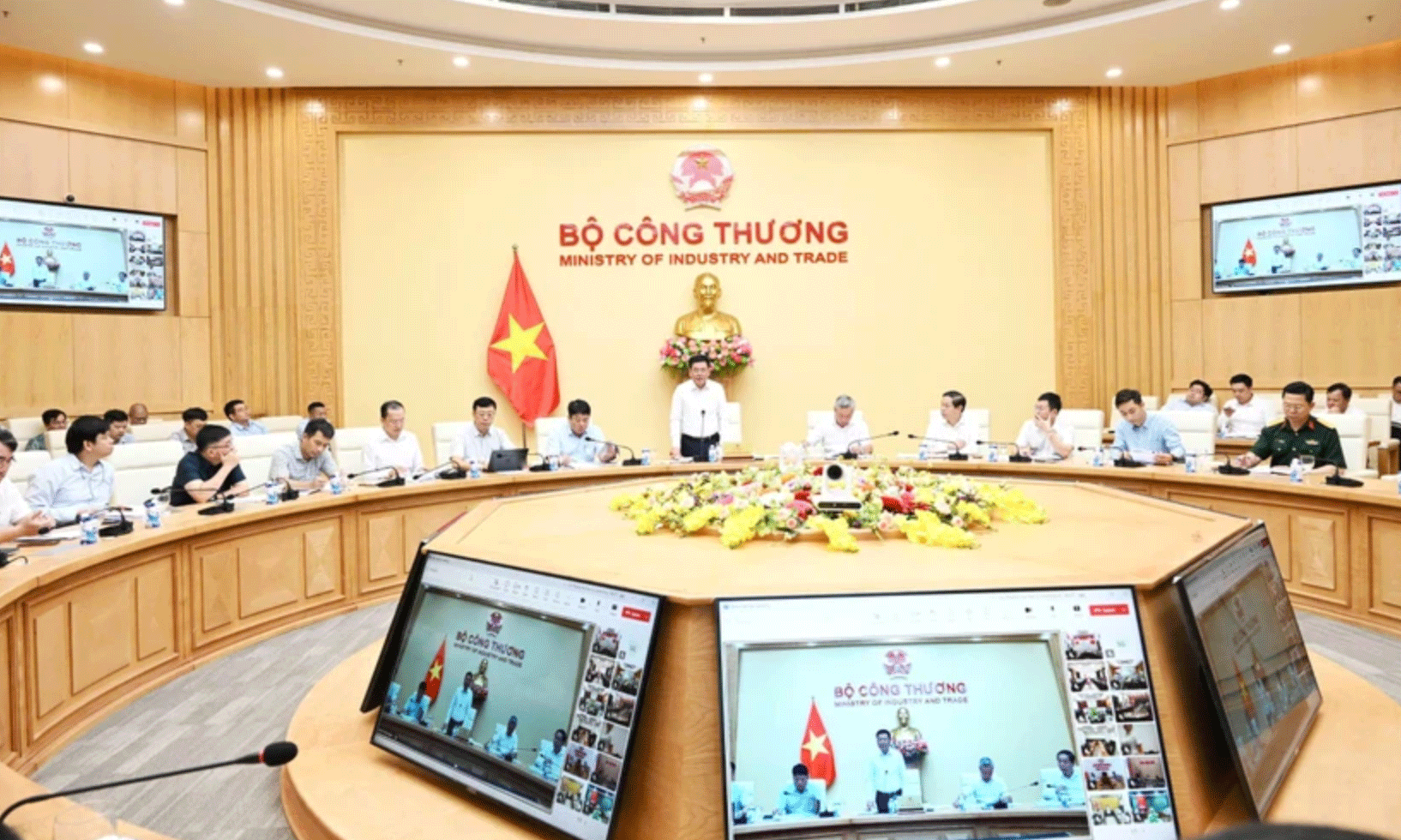 រដ្ឋមន្ត្រី Nguyen Hong Dien ធ្វើជាប្រធានកិច្ចប្រជុំស្តីពីផែនការផ្គត់ផ្គង់អគ្គិសនីរយៈពេល ៦ ខែចុងក្រោយនៃឆ្នាំ ២០២៥ និងការអភិវឌ្ឍន៍ផែនការផ្គត់ផ្គង់អគ្គិសនីសម្រាប់ឆ្នាំ ២០២៦។ (រូបថត៖ PV/Vietnam+)