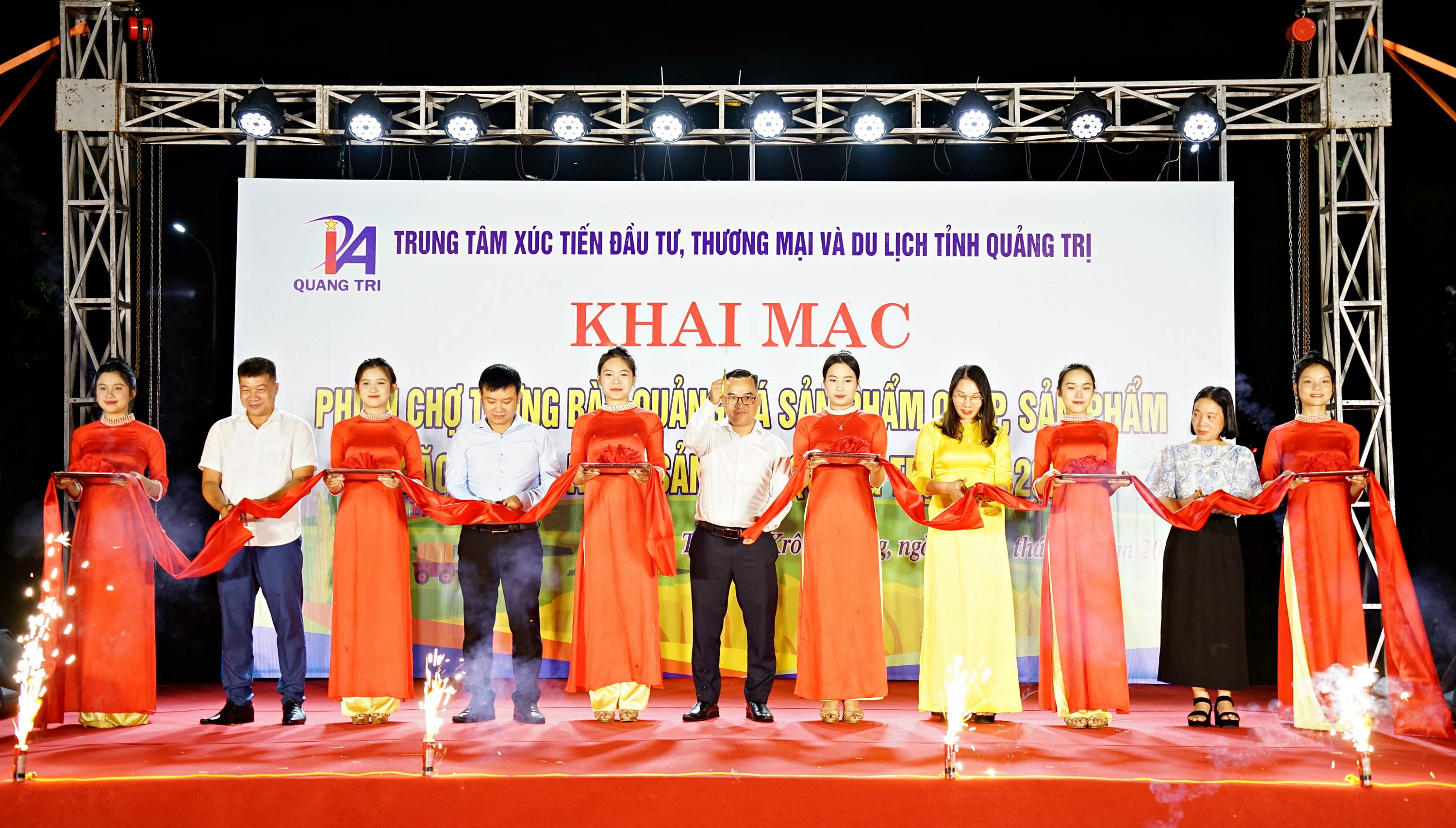 Khai mạc phiên chợ trưng bày, quảng bá sản phẩm OCOP, sản phẩm đặc trưng, nông sản tỉnh Quảng Trị