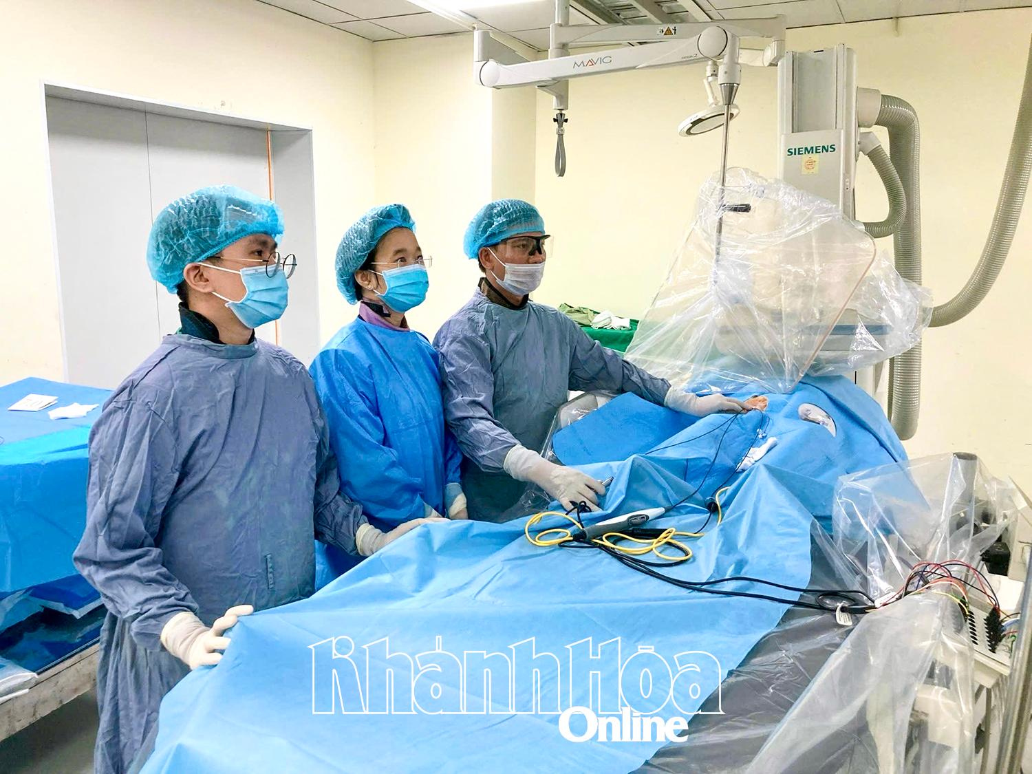 แพทย์ทำการแทรกแซงระบบหัวใจและหลอดเลือดโดยใช้การตัดบอลลูน