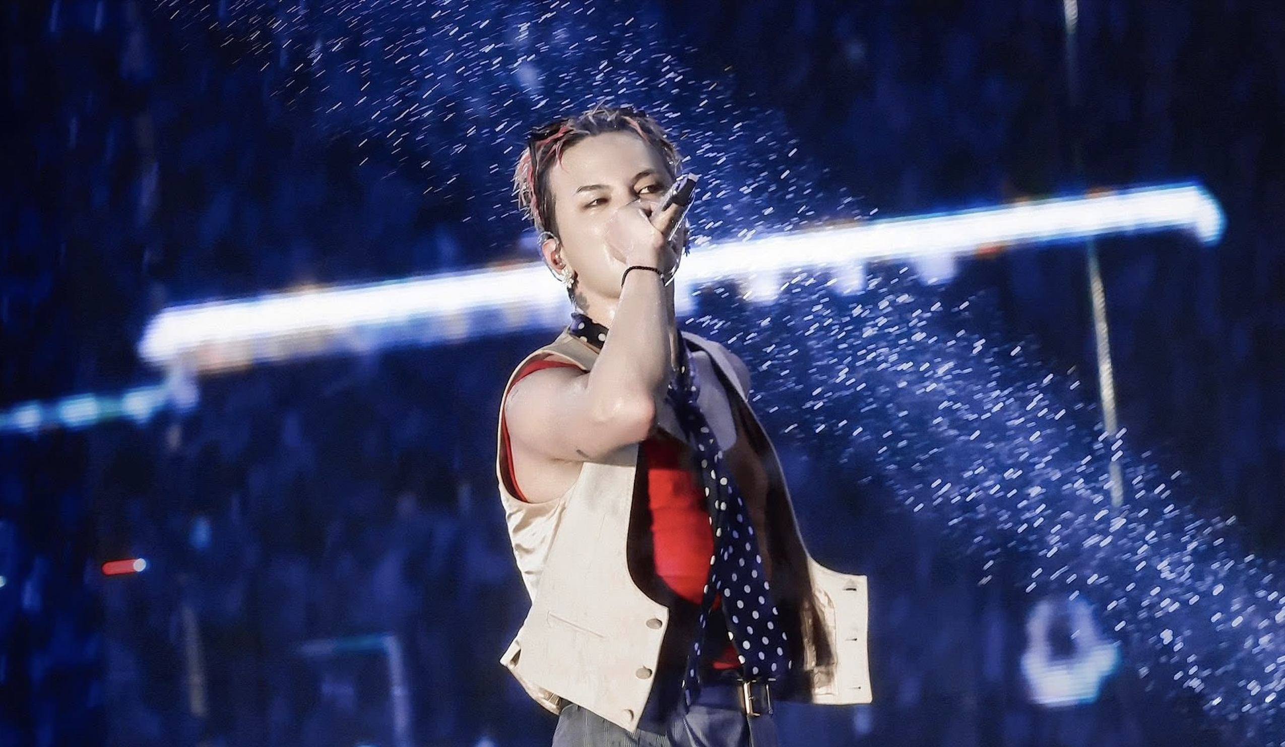Biểu diễn tại Việt Nam, G-Dragon gây sốt khi đeo trang sức hơn 10 tỷ đồng