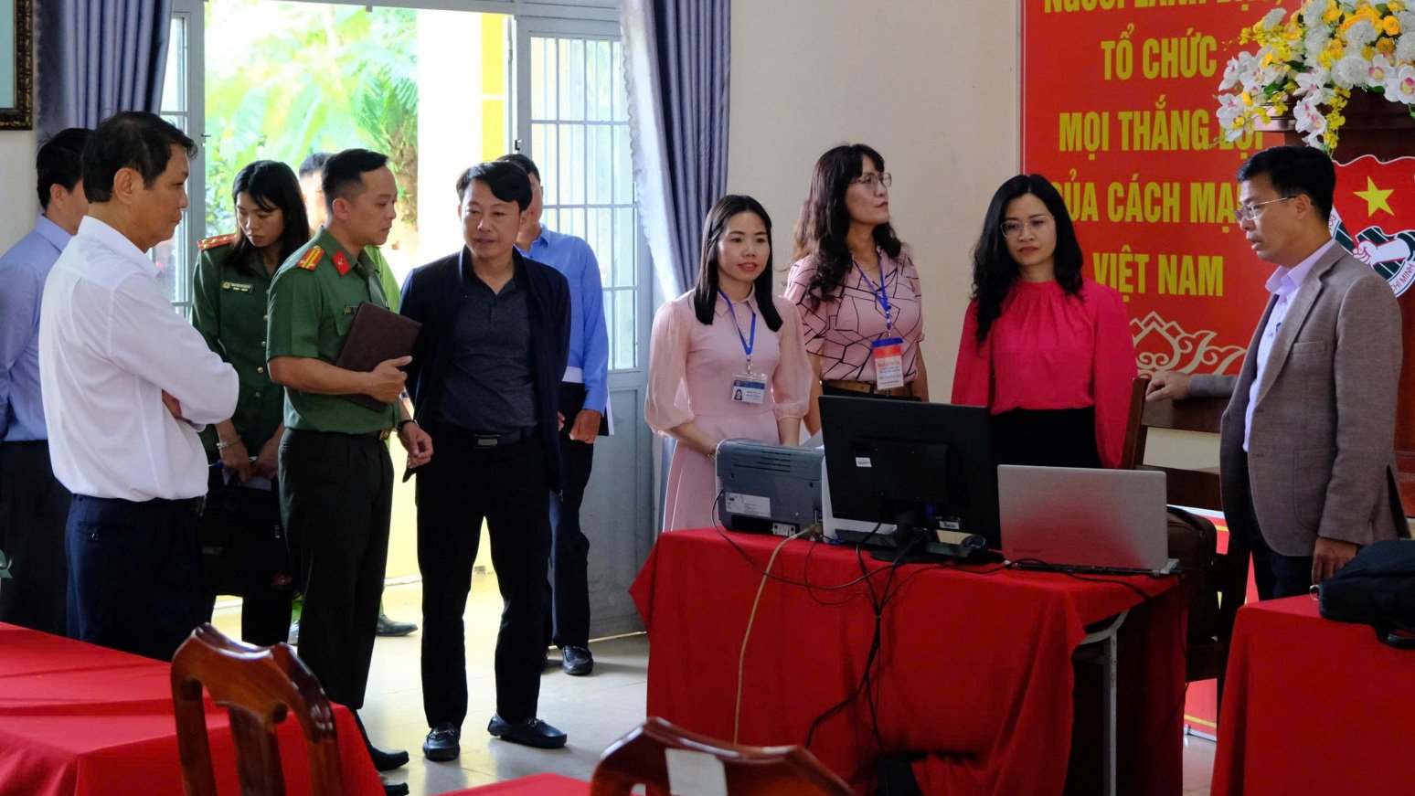 Vice Chairman of the Provincial People's Committee Dinh Van Tuan and the working delegation inspected the Examination Council of Loc Thanh High School, Bao Loc City.