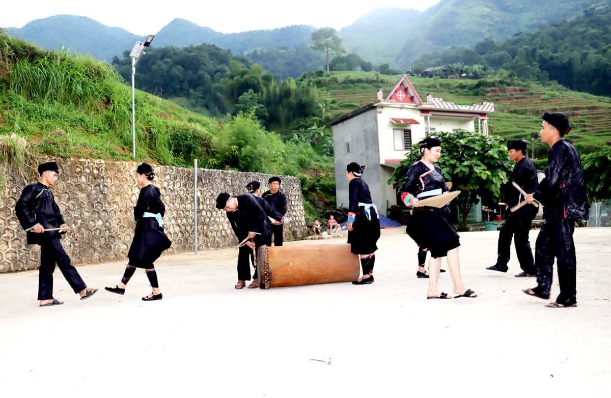 Đồng bào dân tộc Giáy, xã Tát Ngà giữ gìn điệu múa trống truyền thống.
