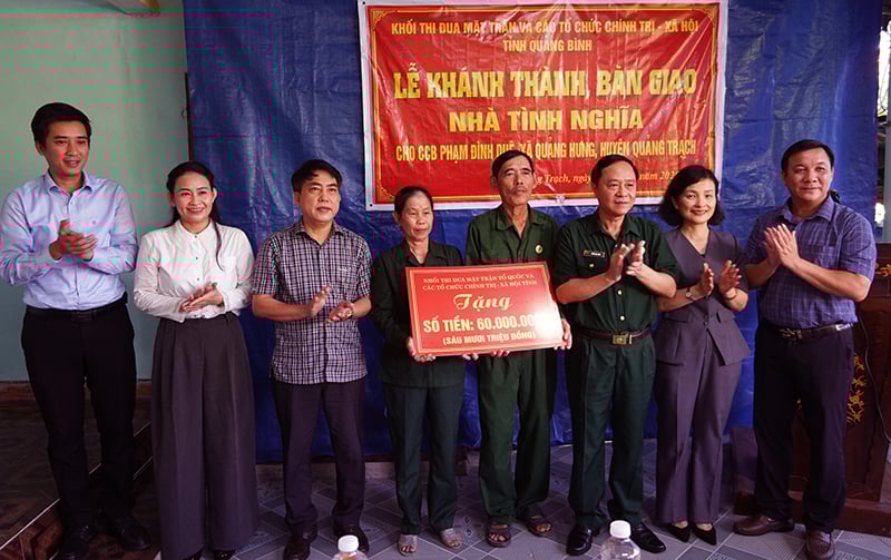 ตัวแทนจากกลุ่ม Emulation Bloc of the Front และองค์กรทางสังคมและการเมืองของจังหวัดมอบแผ่นป้ายสนับสนุนเงินทุนสำหรับการก่อสร้างบ้านให้แก่ทหารผ่านศึก Pham Dinh Due