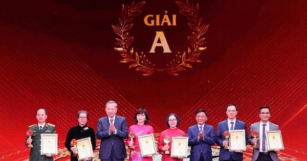 Hanoi responds to the 10th Golden Hammer and Sickle Award