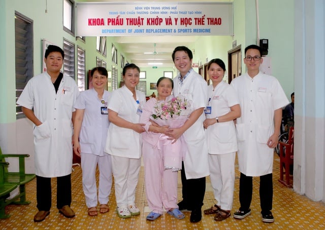 Bệnh viện T.Ư Huế phẫu thuật thay khớp háng bằng megaprosthesis đầu tiên miền Trung - Ảnh 2.