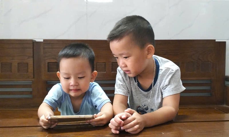 電子機器を見すぎると子供の健康に影響を与えます。