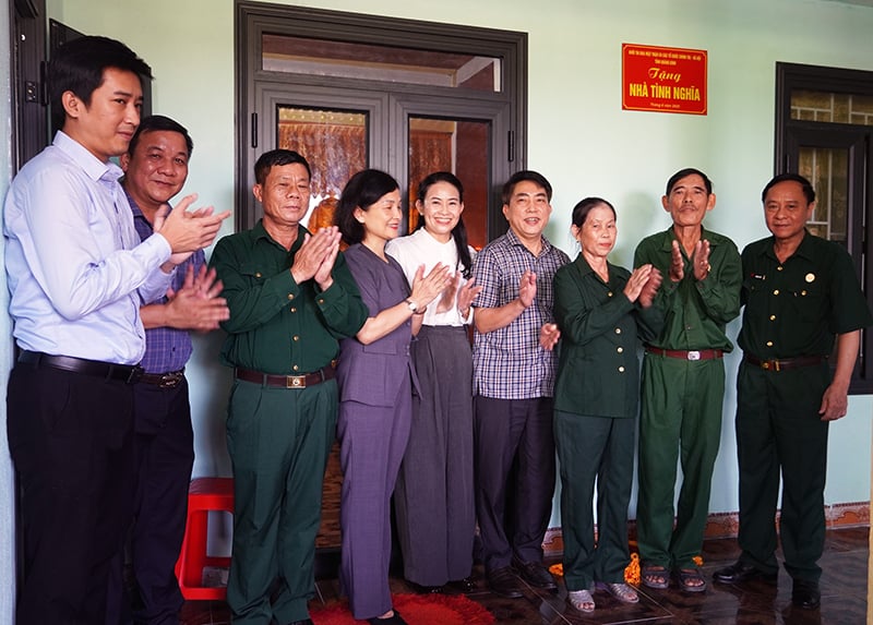 ตัวแทนกลุ่มเลียนแบบแนวร่วมปิตุภูมิและองค์กรทางสังคมและการเมืองของจังหวัดมอบบ้านแสดงความขอบคุณแก่ทหารผ่านศึก Pham Dinh Due
