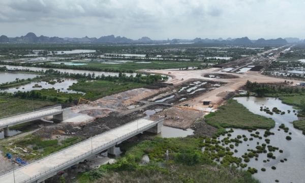 ផ្តោតលើការសាងសង់គម្រោងផ្លូវមាត់ទន្លេ
