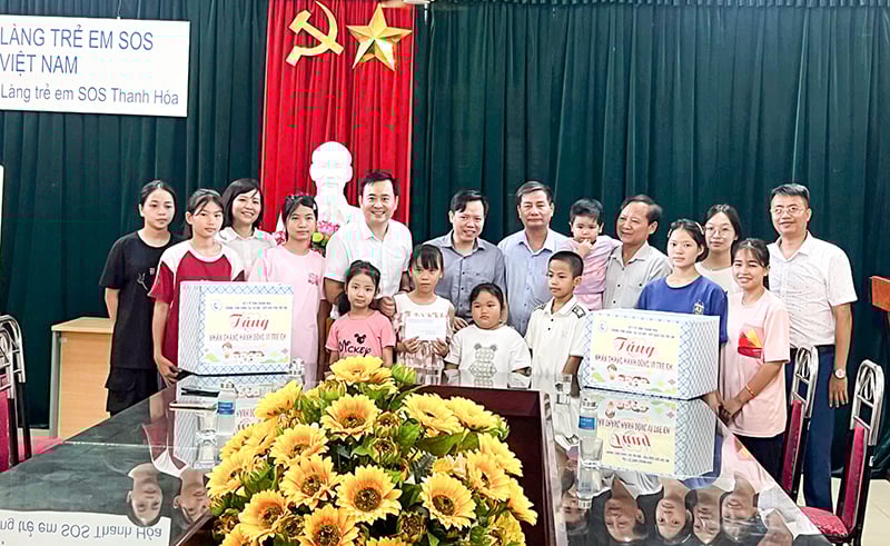 特別な状況にある子どもたちに1,600缶以上のミルクが配られました。