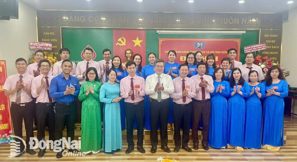 ថ្នាក់​ដឹកនាំ​ខេត្ត​អបអរ​សាទរ​សមាជ​ដែល​ទទួល​បាន​ជោគជ័យ។ រូបថត៖ អ្នករួមចំណែក