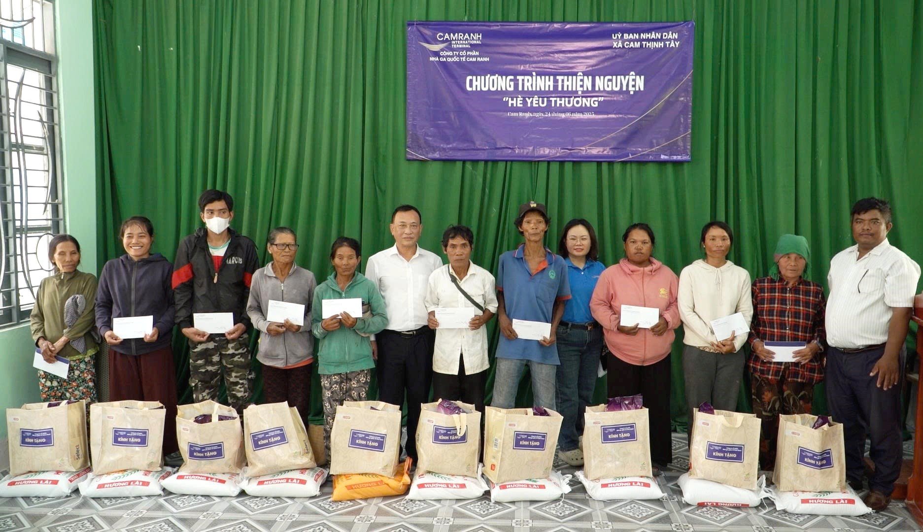 Leaders of Cam Ranh International Terminal Joint Stock Company presented gifts to households in especially difficult circumstances in Cam Thinh Tay commune.
