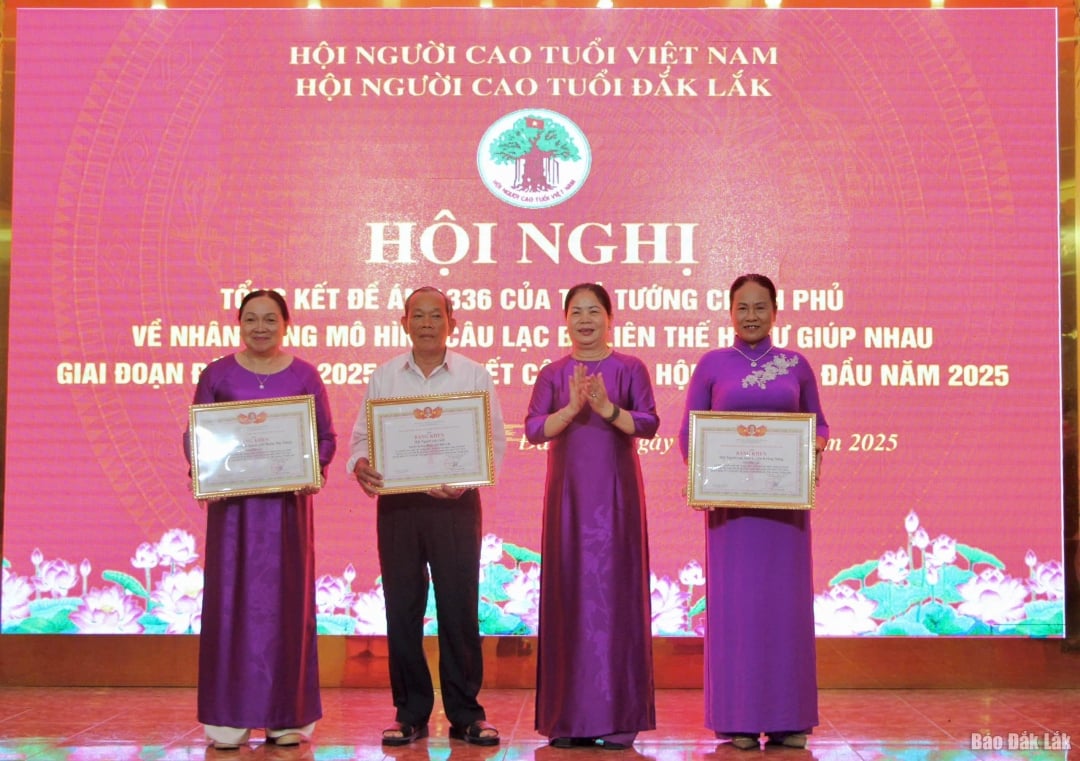 ប្រគល់ប័ណ្ណសរសើរពីគណៈកម្មាធិការមជ្ឈិមសមាគមមនុស្សចាស់វៀតណាមជូនសមូហភាពដែលមានស្នាដៃឆ្នើមក្នុង