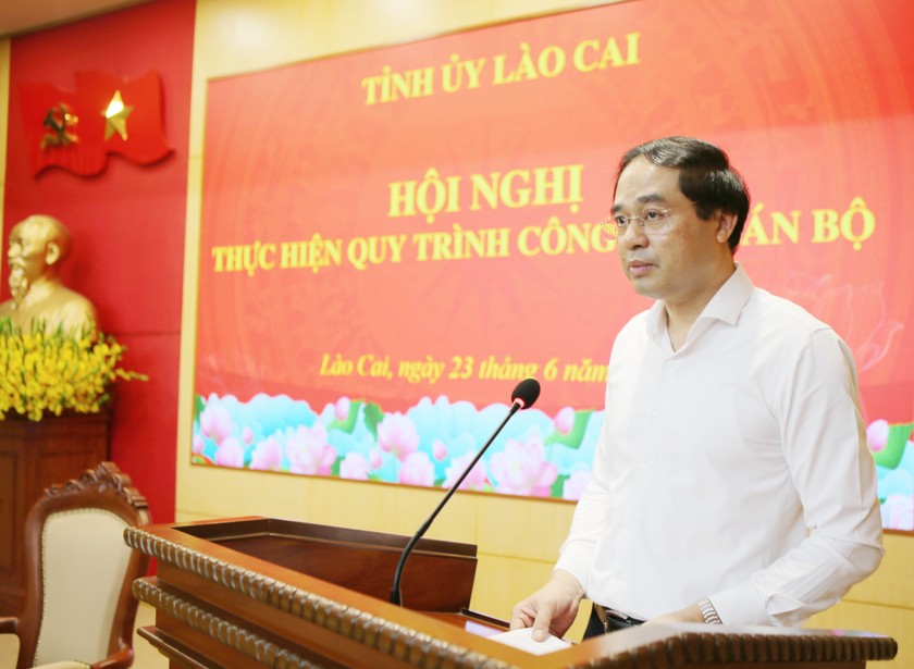 Ông Trịnh Xuân Trường, Bí thư Tỉnh ủy, Chủ tịch UBND tỉnh Lào Cai phát biểu tại hội nghị
