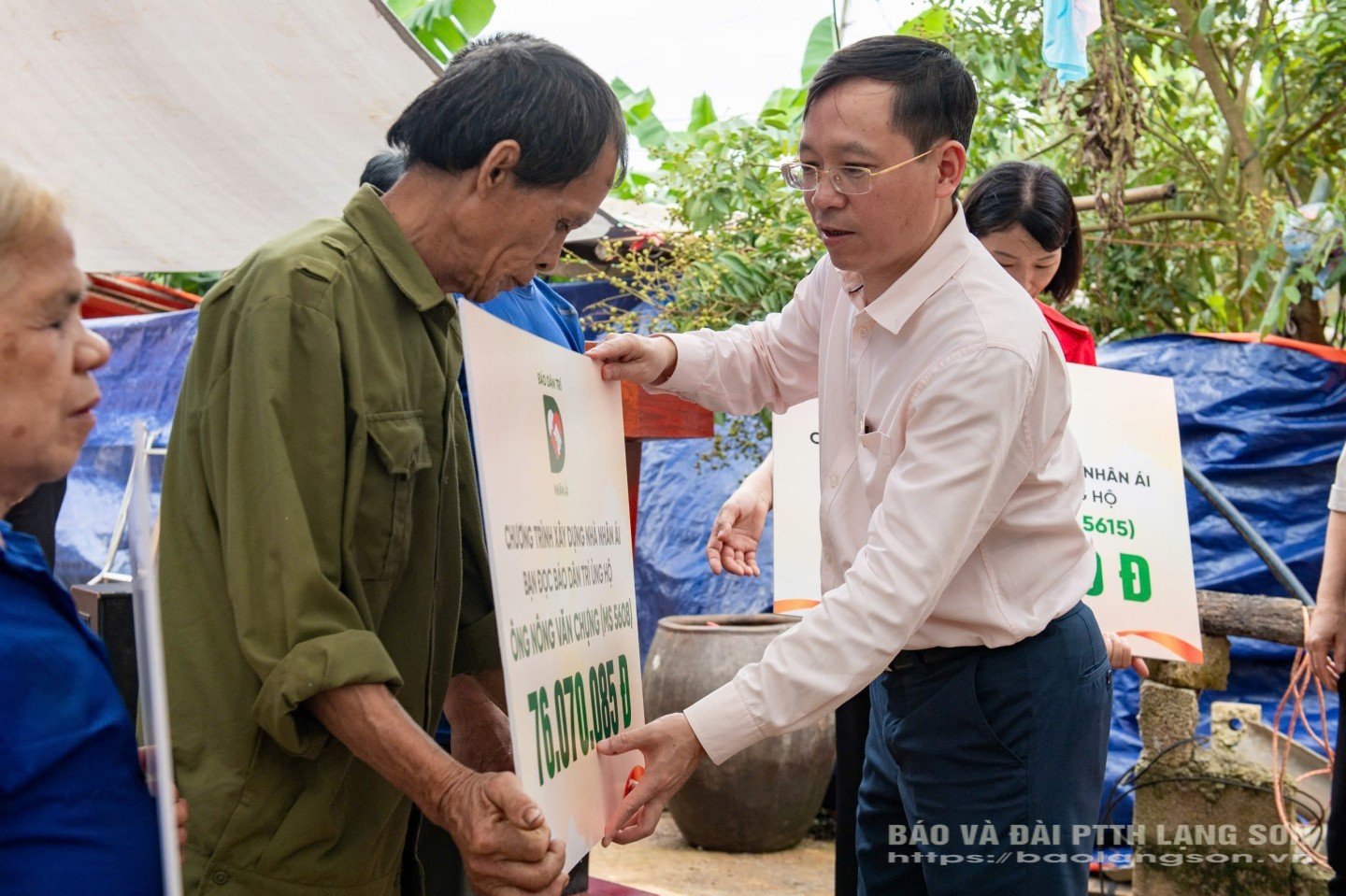 Leaders of Dan Tri Newspaper presented a symbolic plaque to support funding for building charity houses.