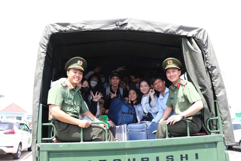 Các học sinh được CBCS Công an tỉnh hỗ trợ về khách sạn nghỉ ngơi chuẩn bị cho kỳ thi tốt nghiệp THPT năm 2025