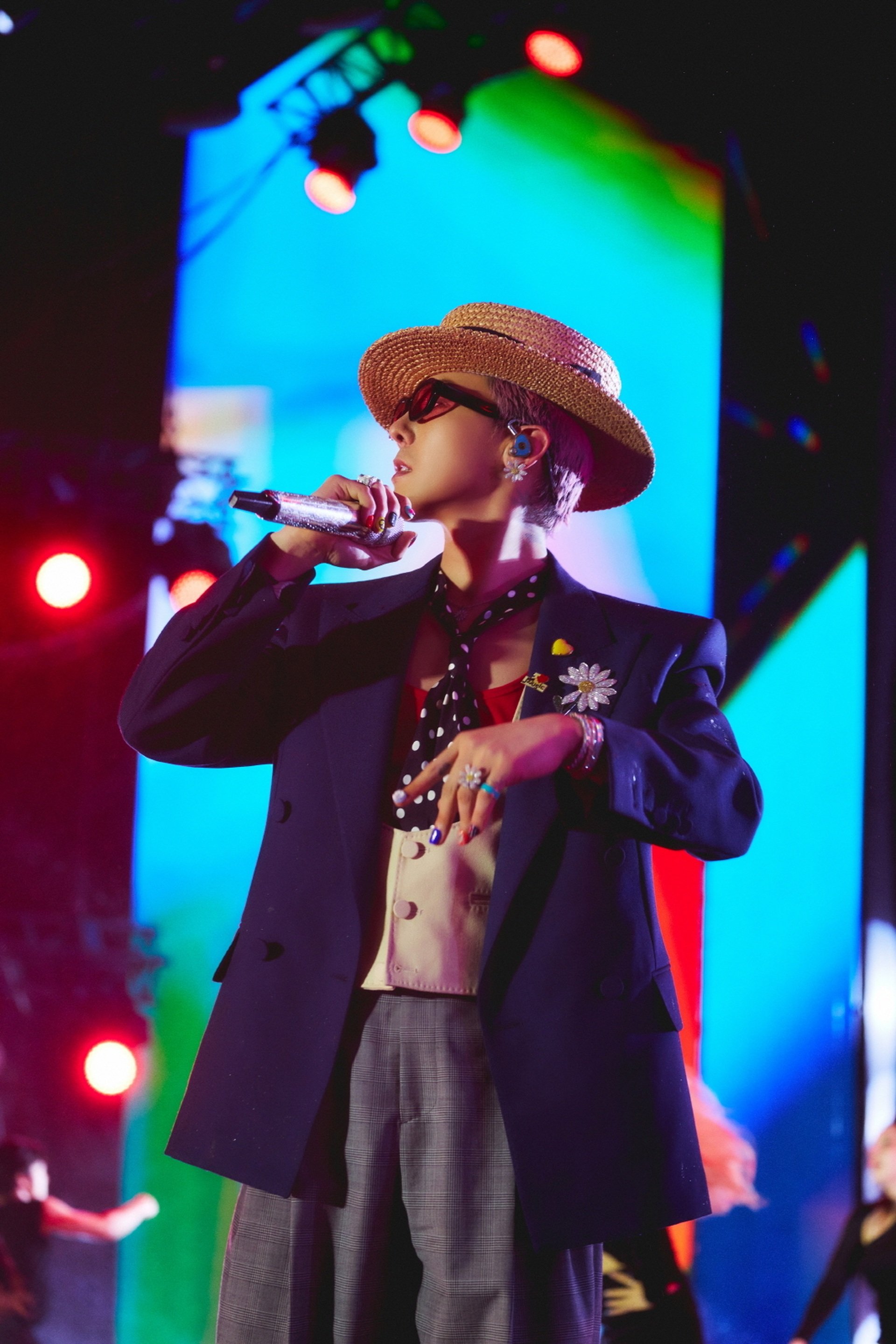 Biểu diễn tại Việt Nam, G-Dragon gây sốt khi đeo trang sức hơn 10 tỷ đồng - 11