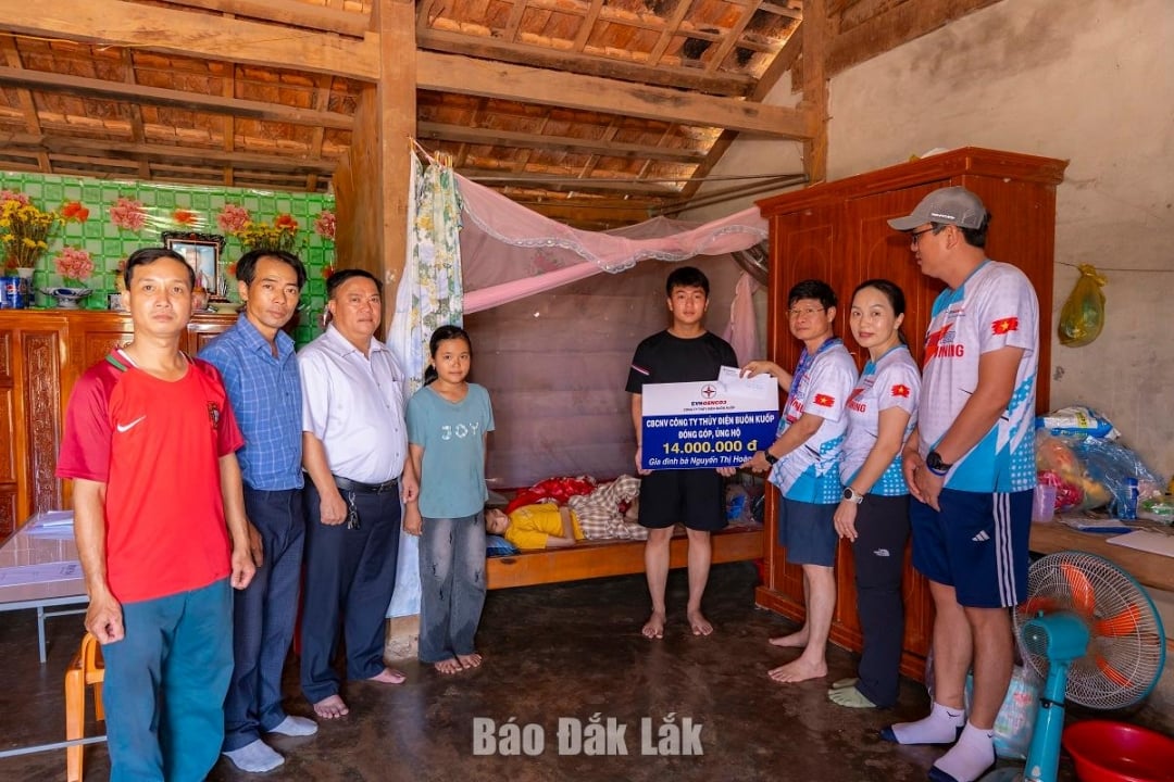 Representative of Buon Ku Op Hydropower Company gives support to Lan and her children