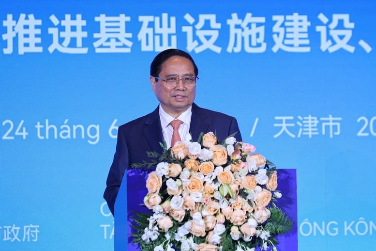 Der Premierminister dankte chinesischen Unternehmen aufrichtig für ihre praktischen und effektiven Beiträge zur sozioökonomischen Entwicklung insbesondere Vietnams und zu den Beziehungen zwischen Vietnam und China in jüngster Zeit – Foto: VGP/Nhat Bac