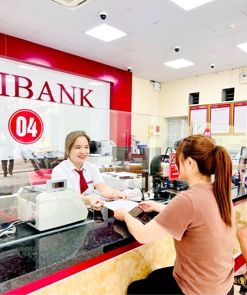 الناس يقومون بإجراء المعاملات في Agribank Dong Van.