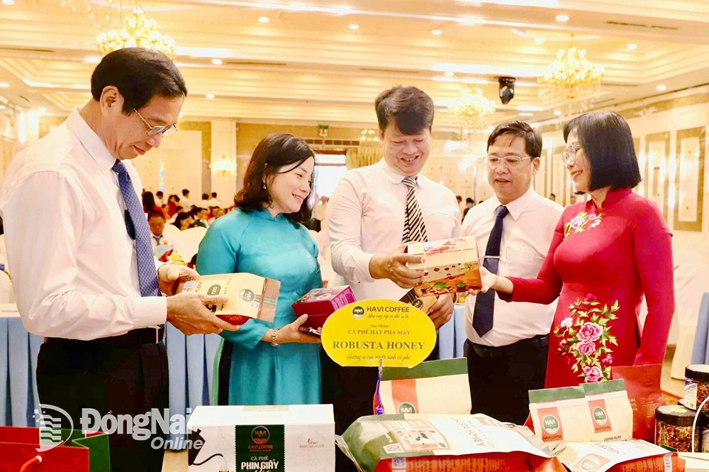 ผู้นำจังหวัดเยี่ยมชมบูธแสดงผลิตภัณฑ์ OCOP ของจังหวัดด่งนาย ภาพโดย: B.Nguyen