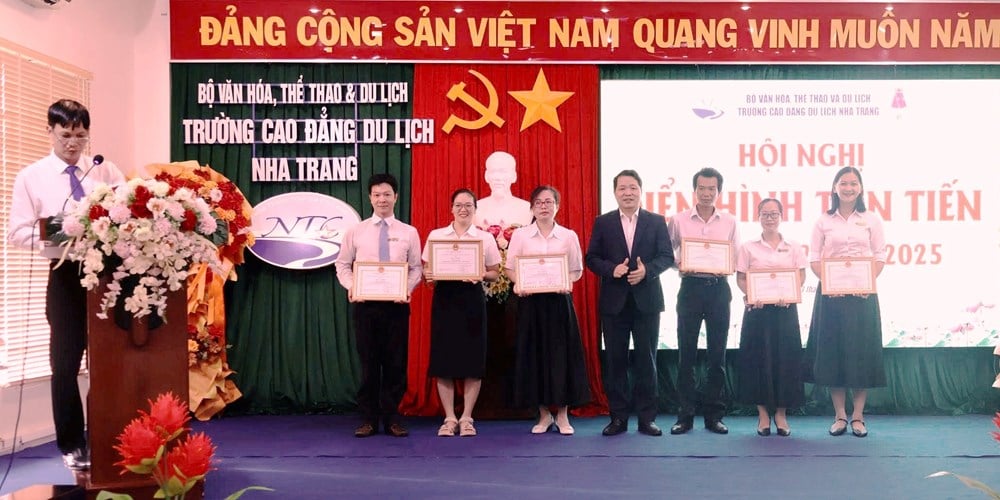 Trường Cao đẳng Du lịch Nha Trang: Khen thưởng tập thể và cá nhân xuất sắc - Ảnh 2.