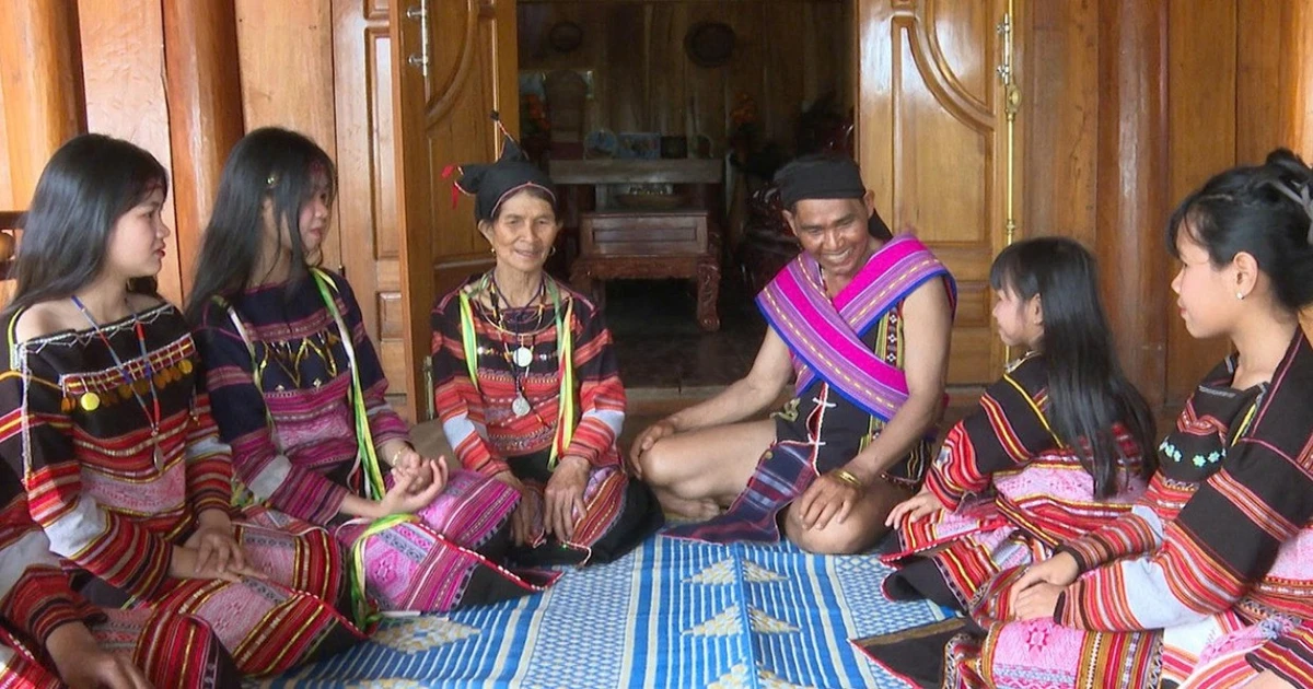 ព្រឹទ្ធាចារ្យភូមិ Dinh Hmunh មានជំនឿយ៉ាងខ្ជាប់ខ្ជួនលើបក្ស។