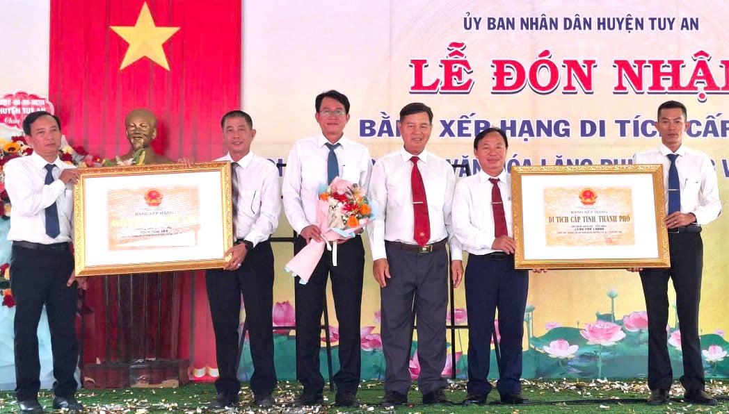 HĐND- UBND huyện Tuy An tổ chức đón nhận bằng xếp hạng di tích lịch sử - văn hóa cấp tỉnh lăng Phú Lương và mếu Tam Tòa (xã An Ninh Đông). Ảnh MẠNH HOÀI NAM
