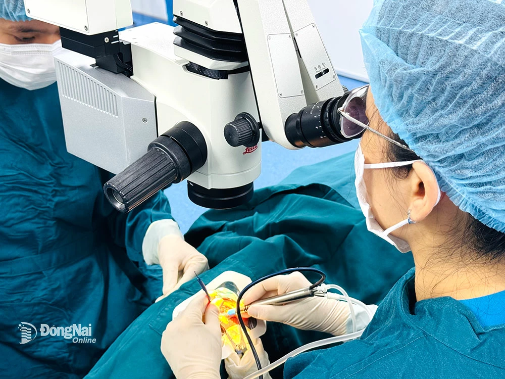 Doctors at Hanoi - Dong Nai Eye Hospital perform cataract surgery for a patient at the hospital. Photo: A.Yen