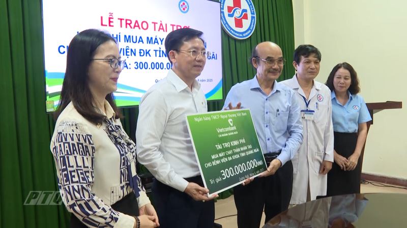 Vietcombank Quang Ngai ផ្តល់មូលនិធិទិញម៉ាស៊ីនលាងឈាម