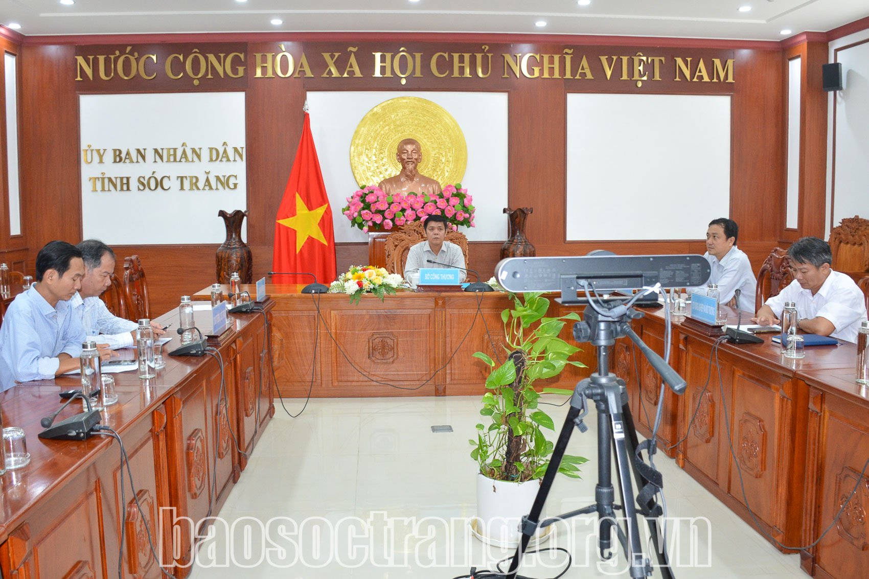 Các đại biểu tham dự hội nghị trực tuyến do Bộ Công Thương tổ chức tại điểm cầu tỉnh Sóc Trăng. Ảnh: HOÀNG LAN