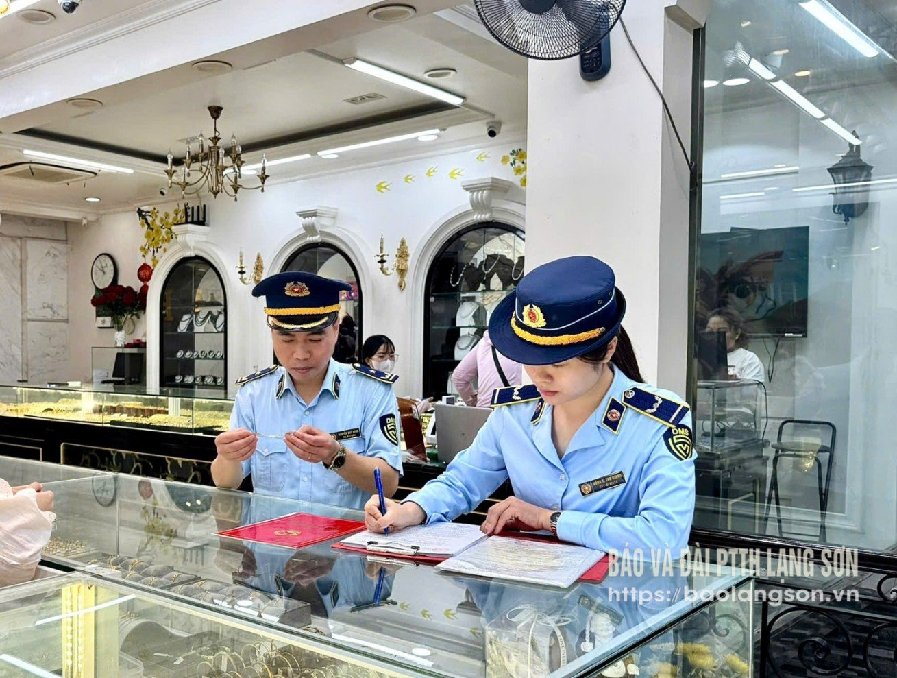 Los oficiales del Equipo de Gestión del Mercado No. 1 inspeccionan las actividades de los establecimientos de comercio de oro en la ciudad de Lang Son.