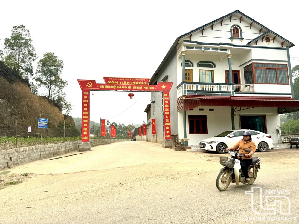 Người dân xóm Tiền Phong hiến đất, đóng góp công sức và đối ứng để mở rộng đường giao thông, cổng xóm khang trang.