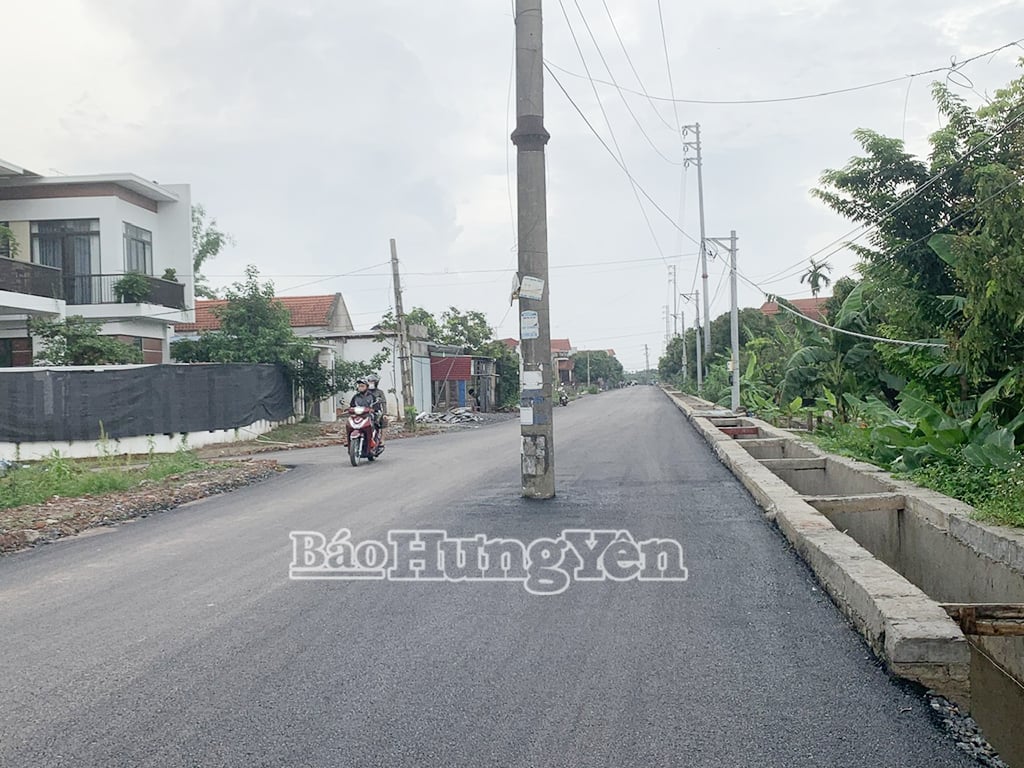 The electric pole in the middle of the road causes difficulties for traffic participants.