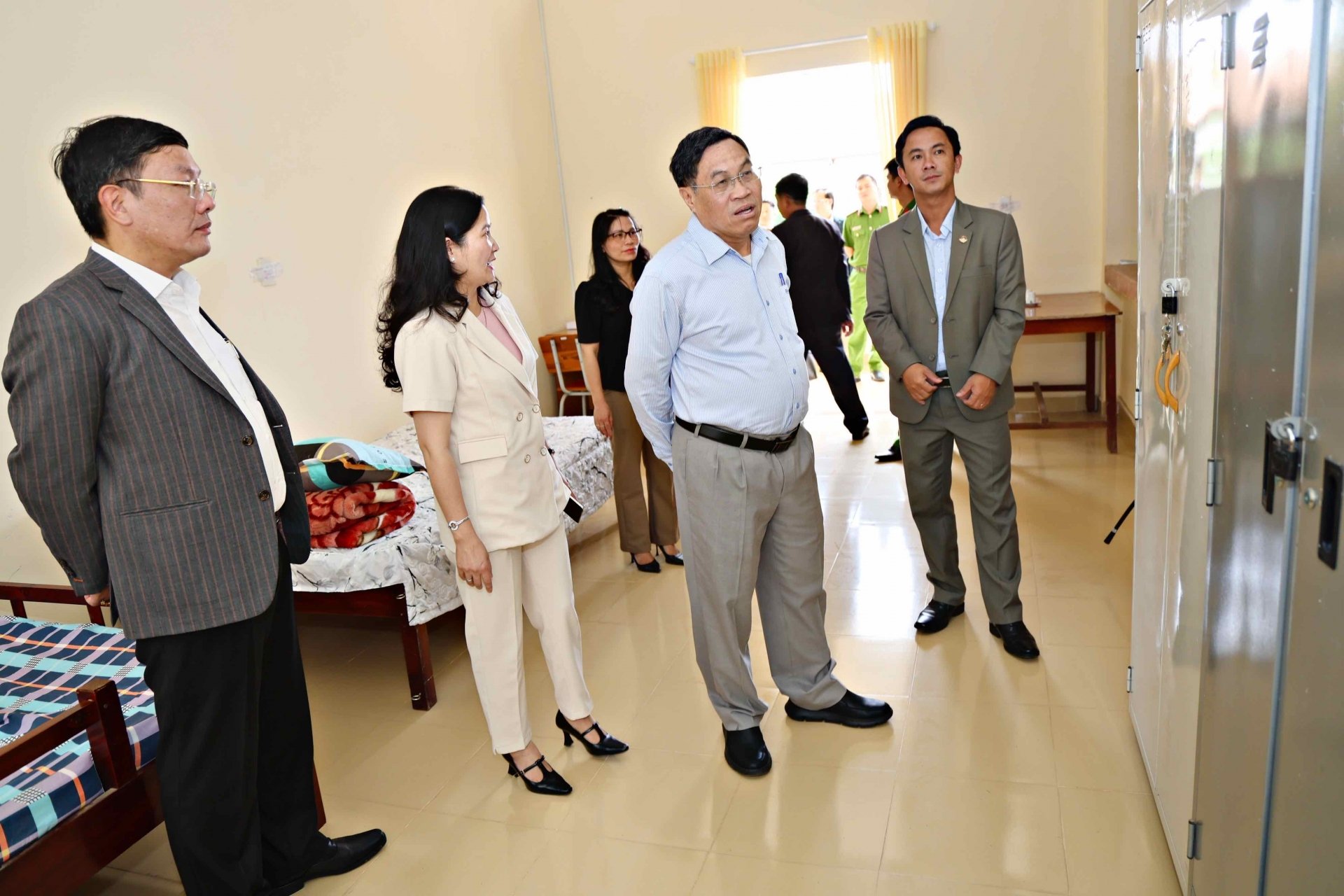 អនុប្រធានគណៈកម្មាធិការប្រជាជនខេត្ត លោក Vo Ngoc Hiep បានចុះពិនិត្យទូដាក់ក្រដាសប្រឡងនៅមណ្ឌលប្រឡងនៃវិទ្យាល័យ Langbiang Lac Duong និងវិទ្យាល័យ Don Duong នារសៀលថ្ងៃទី២៤ ខែមិថុនា។