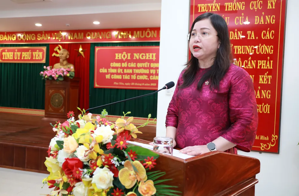 អ្នកស្រី Dao Pham Hoang Quyen និពន្ធនាយកនៃកាសែត Phu Yen ថ្លែងក្នុងកិច្ចការថ្មីរបស់នាង។