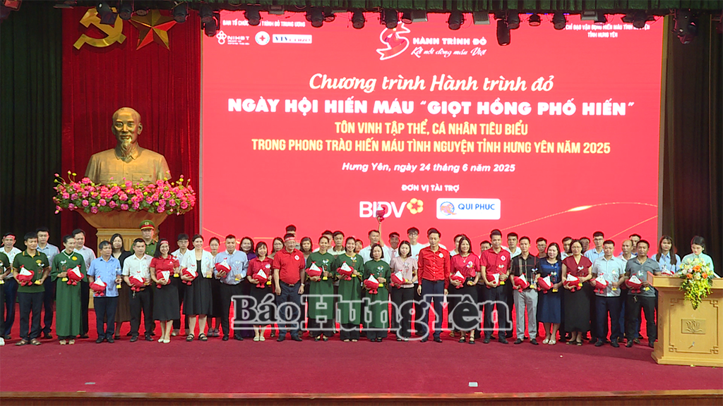 En el programa se homenajeó a colectivos e individuos destacados del movimiento de donación voluntaria de sangre en la provincia de Hung Yen.