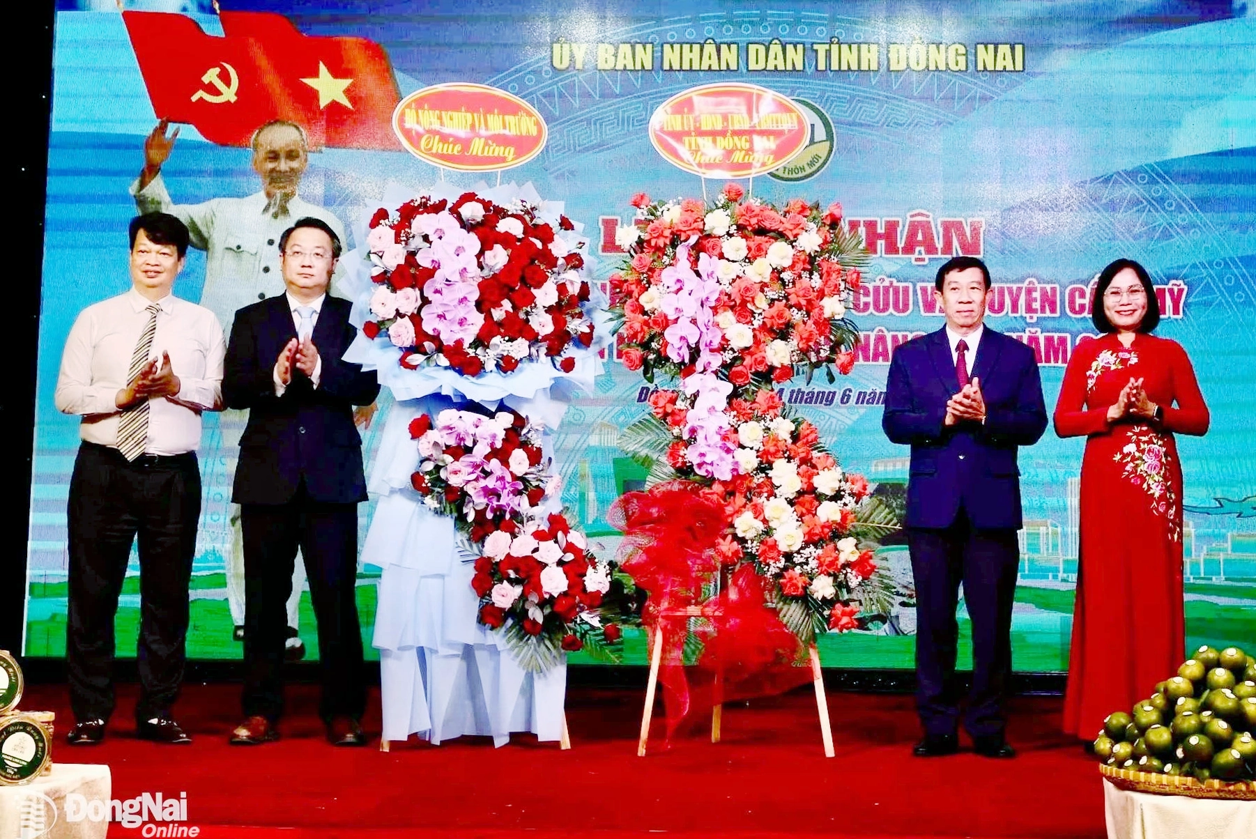 นายทราน นัท ลัม รองหัวหน้าสำนักงานกลางประสานงานพื้นที่ชนบทใหม่ (เสื้อเชิ้ตสีขาว) มอบดอกไม้แสดงความยินดีกับจังหวัดด่งนาย ภาพโดย: B.Nguyen
