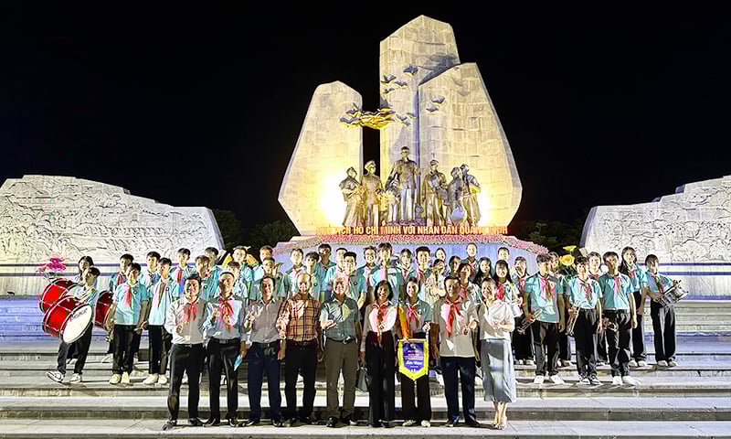 Các đoàn tham gia Liên hoan chụp hình lưu niệm.