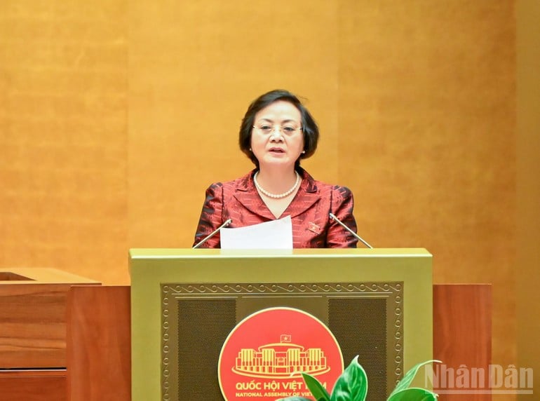 Bộ trưởng Nội vụ Phạm Thị Thanh Trà trình bày báo cáo tiếp thu, giải trình và hoàn thiện dự thảo Luật trước khi Quốc hội bấm nút thông qua. (Ảnh: DUY LINH)