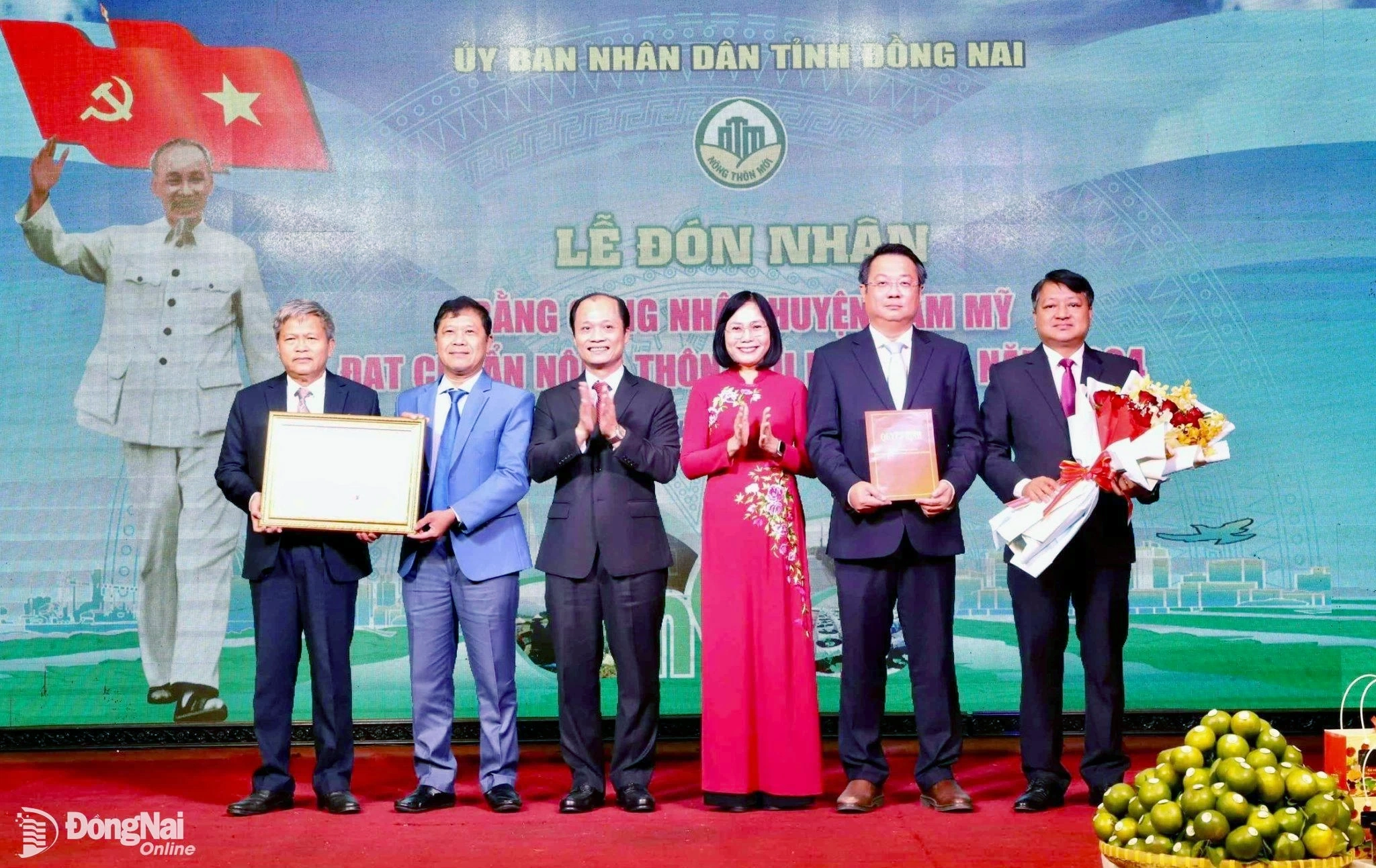 นางเหงียน ถิ ฮวง รองประธานคณะกรรมการประชาชนประจำจังหวัด เป็นตัวแทนเขตกามมีในการมอบประกาศนียบัตรรับรองการปฏิบัติตามมาตรฐานชนบทขั้นสูงใหม่ในปี 2567 ภาพโดย: B.Nguyen